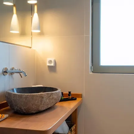 Lorraine'S Boutique Suites Apartman